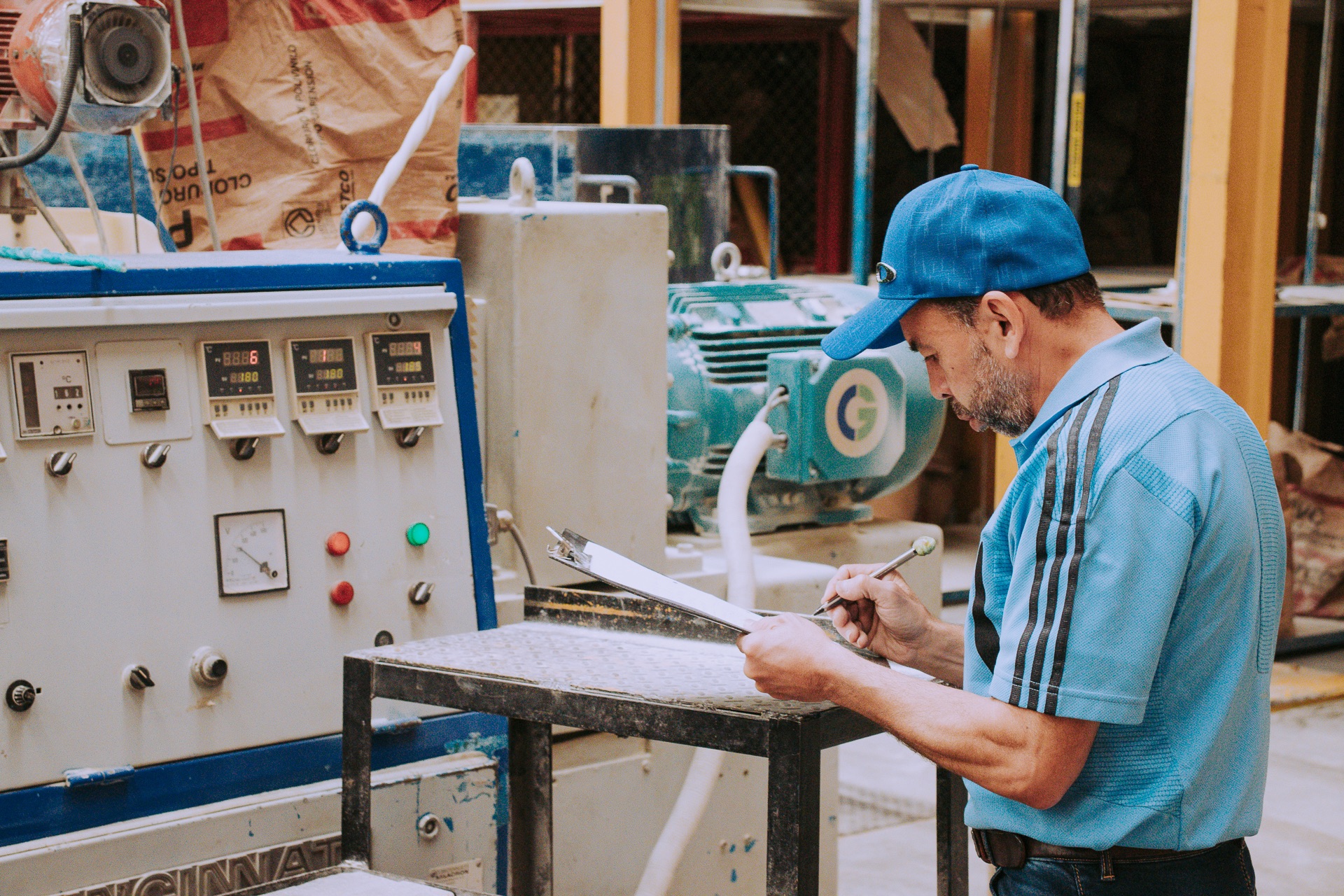 Hombre trabajando en fabrica de tubos PVC