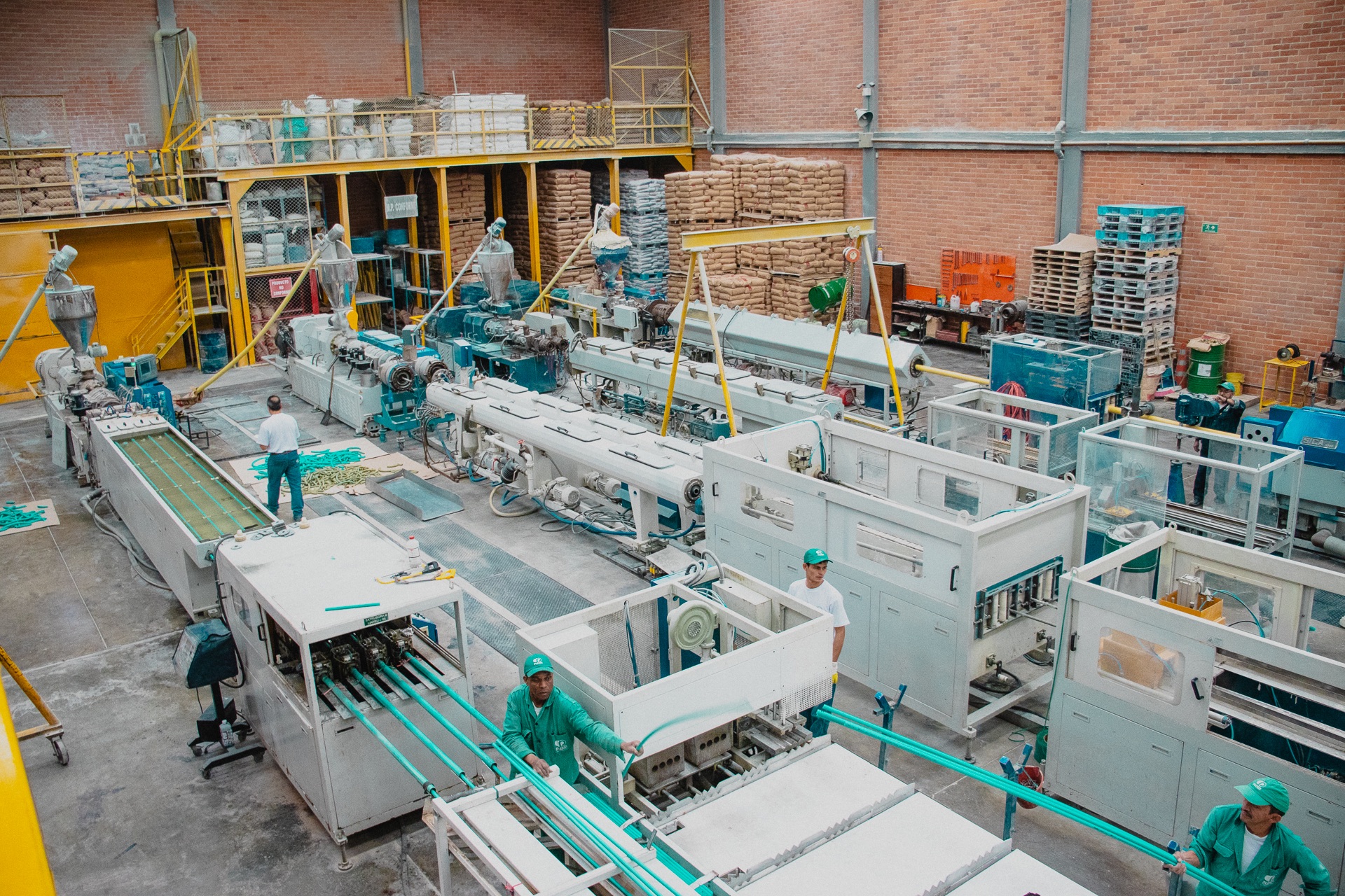 Hombres trabajando en fabrica de tubos PVC