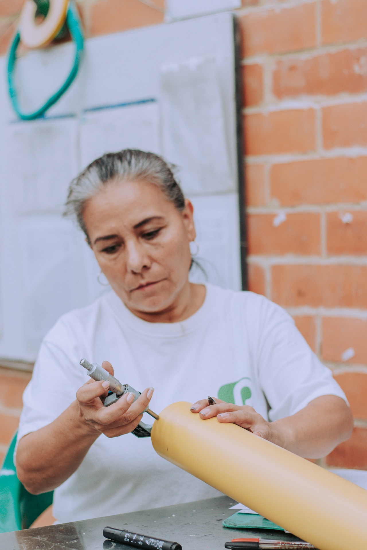 Mujer trabajando en fabrica de tubos PVC