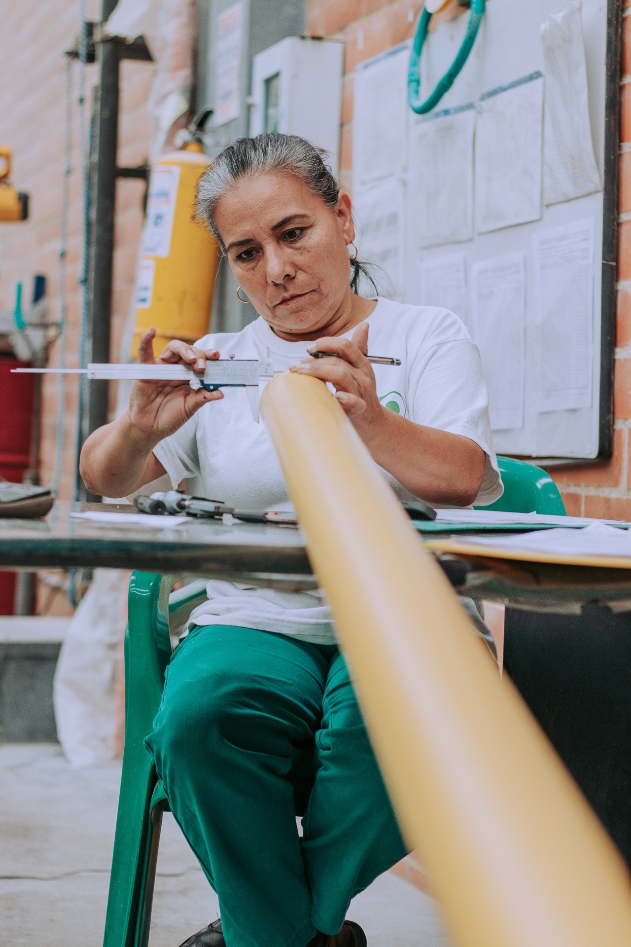 Mujer trabajando en fabrica de tubos PVC